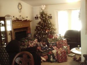 800px-Christmas_tree_with_lots_of_presents_2