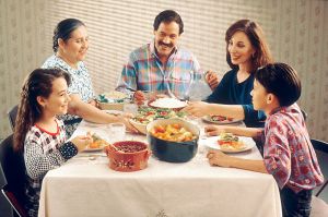 800px-Family_eating_meal