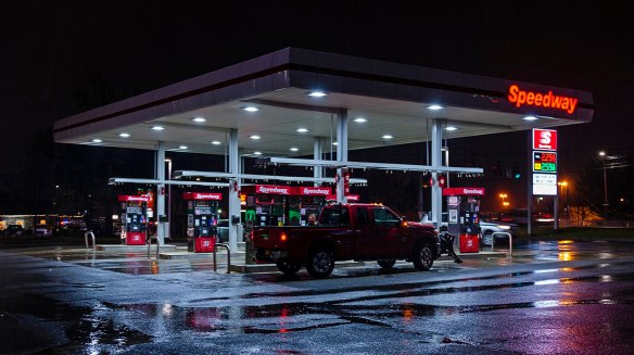 1280px-Speedway_station_on_a_rainy_night,_NY_300_outside_Newburgh