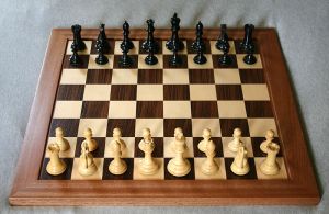 800px-Chess_board_opening_staunton